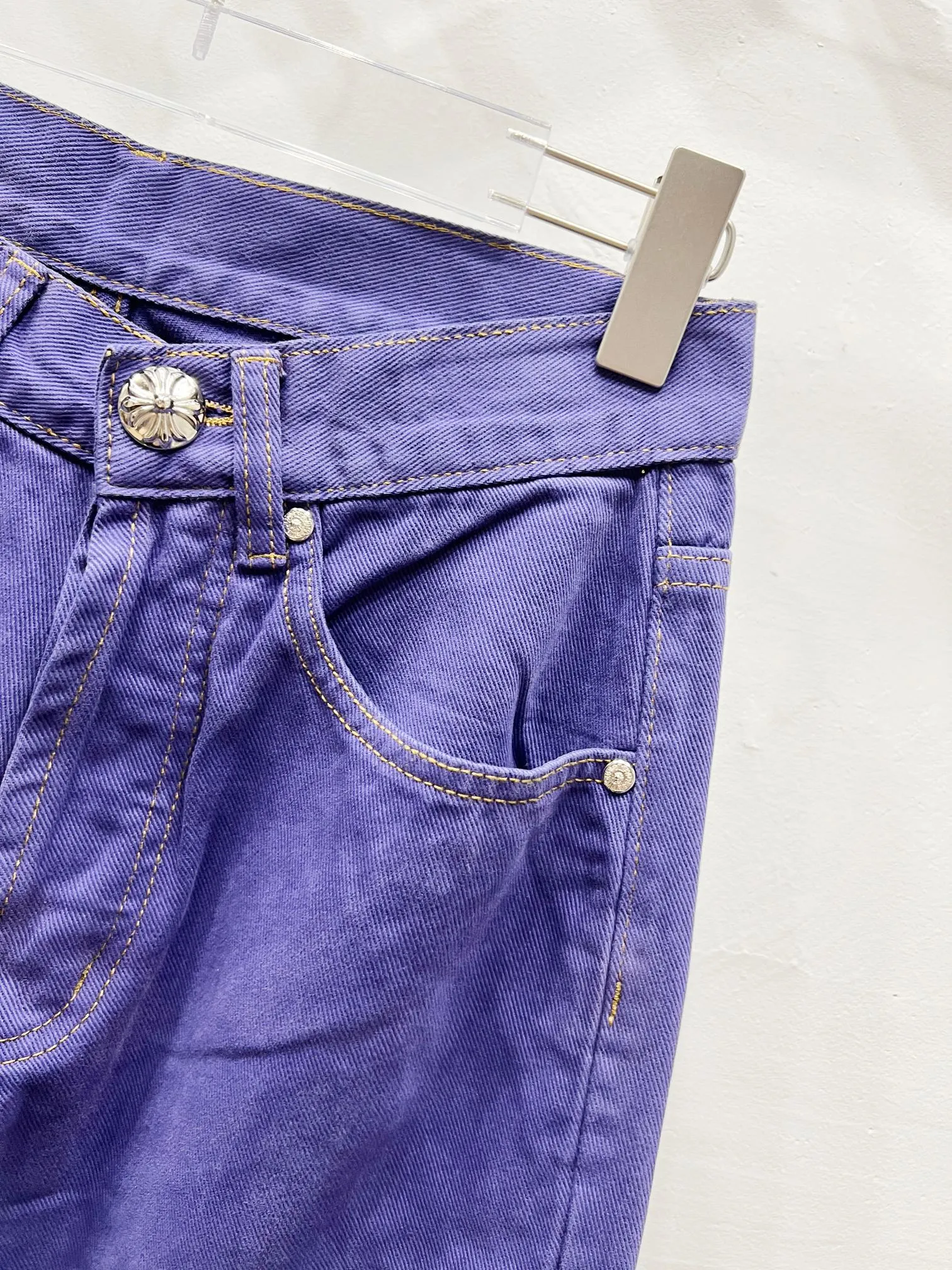 P220 Style No.: (c050) Women's Purple Pants Chrome Hearts CH Chrome's latest purple exudes uninhibited personality and unique charm. Every wear and tear is carefully designed to present a unique artistic feel. Made of imported denim fabric, which has undergone heavy industrial washing and destruction treatment, the trousers show a super cool effect on the upper body, allowing you to dominate the fashion stage.  This is more than just a pair of jeans, it is an expression of attitude. With its unique design concept and ultimate pursuit of details, Croxin breaks traditional boundaries and defines the jeans trend in the new era. The trousers are made of double-layer woven fabric and matched with customized hardware, showing an incomparably beautiful and unique style, making every wearer the focus of fashion. Imported denim fabric, super heavy-duty washed and damaged, the upper body is super cool! Customized hardware, incomparably beautiful style, difficult to make, full of high street feel Color: Purple Size: S M L XL (women's pants 26, 28, 30, 32)